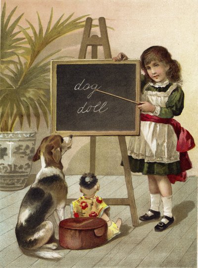 Niña, educando a perro y muñeca de English School
