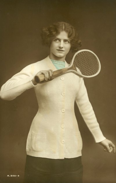 Chica sosteniendo una raqueta de tenis de English School