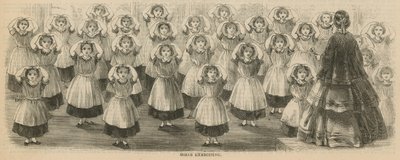 Niñas ejercitándose de English School