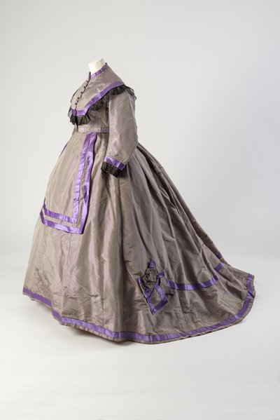Vestido de tafetán de seda gris adornado con encaje negro y satén de seda púrpura de English School