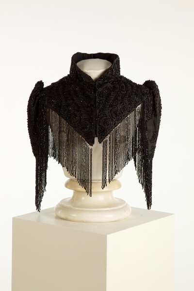 Pelerina o capa negra de cuello alto, c.1890-1900 de English School