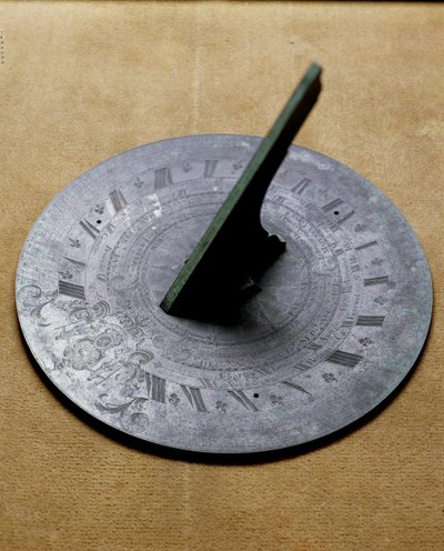 Reloj de sol horizontal de jardín, con grabado de escudo de armas de English School