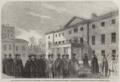 Inauguración del Duque de Devonshire como Canciller de la Universidad de Cambridge, la Procesión en el Patio de Devonshire House (grabado) de English School