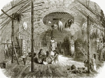 Interior de una cabaña en la isla de Kar-Nikobar de English School