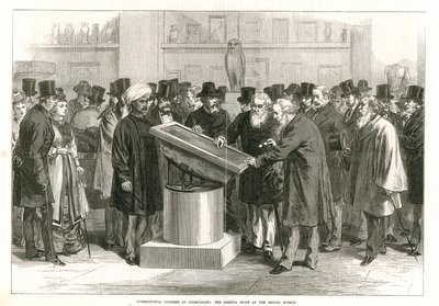 Congreso Internacional de Orientalistas examinando la Piedra de Rosetta en el Museo Británico de English School