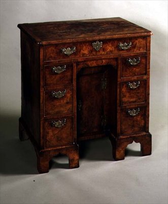 Escritorio con hueco para las rodillas, c.1710 de English School