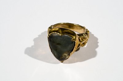 Anillo grande usado por William of Wykeham, c. siglo XV de English School