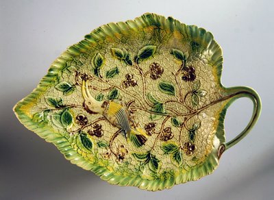 Plato en forma de hoja decorado con vides y pájaro exótico, 1760-70 de English School