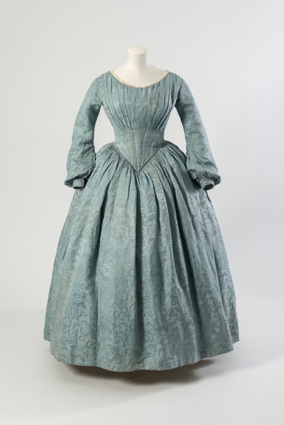 Vestido de seda azul claro con flores, con corpiño en punta y mangas largas de English School