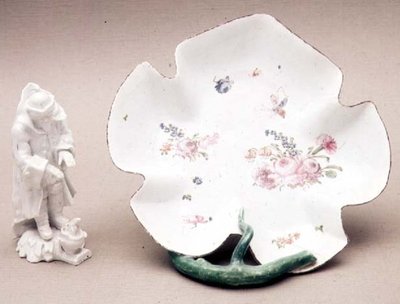 Plato de hoja de Longton Hall, Rosa Trembly, 1755, y figura de Invierno, 1758 de English School