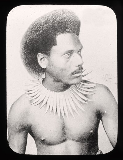 Diapositiva de linterna mágica mostrando a un jefe fiyiano con traje tradicional c.1900 de English School