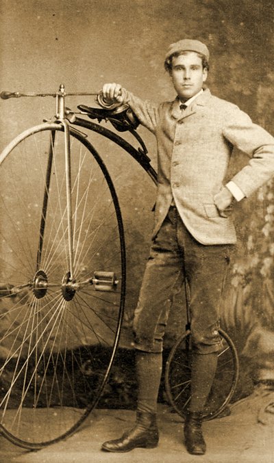 Hombre de pie junto a su Penny-Farthing, c.1890 (foto en blanco y negro) de English School