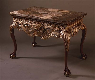 Mesa con tapa de mármol y patas de garra y bola, c.1720 de English School
