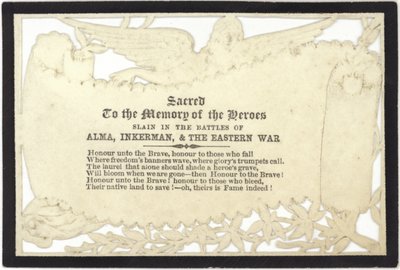 Tarjeta conmemorativa a la memoria de los héroes caídos en la guerra de English School