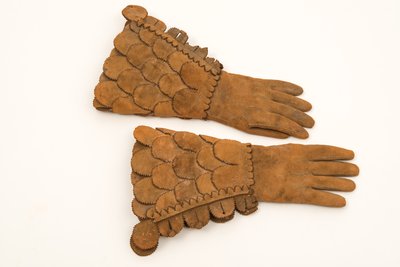 Guantes armados de cuero de hombre, c.1600-50 (cuero grueso) de English School