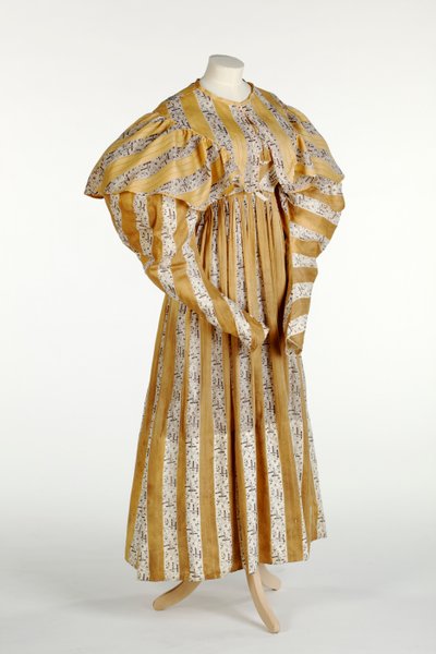 Vestido de muselina con patrón abstracto malva impreso dentro de un diseño de rayas verticales amarillas y blancas, c.1820-30 de English School