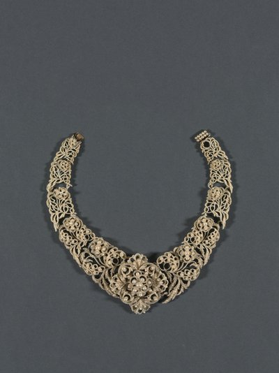 Collar de English School
