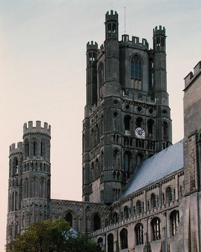 Torre octogonal, construida en 1322 (foto) de English School