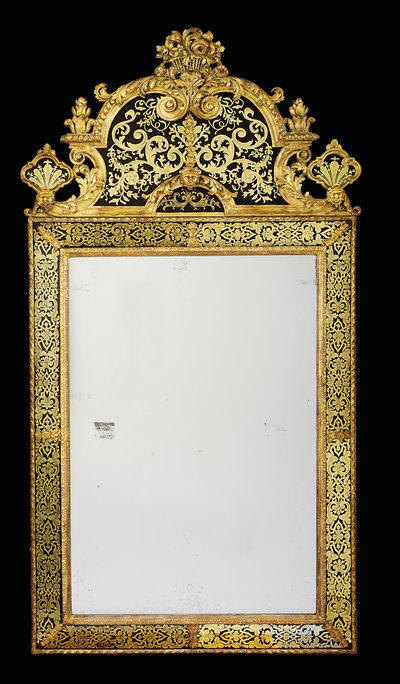 Uno de un par de espejos de la Reina Ana, c.1710 (madera dorada y verre églomisé) de English School