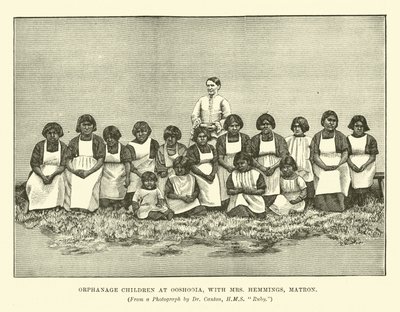 Niños del orfanato en Ooshooia, con la Sra. Hemmings, Matrona de English School