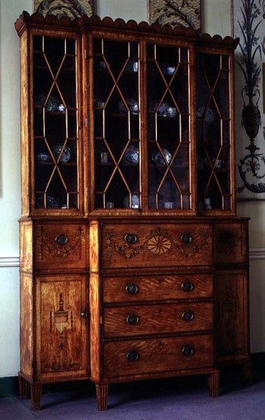 Secretaire pintado e incrustado, c.1785 de English School