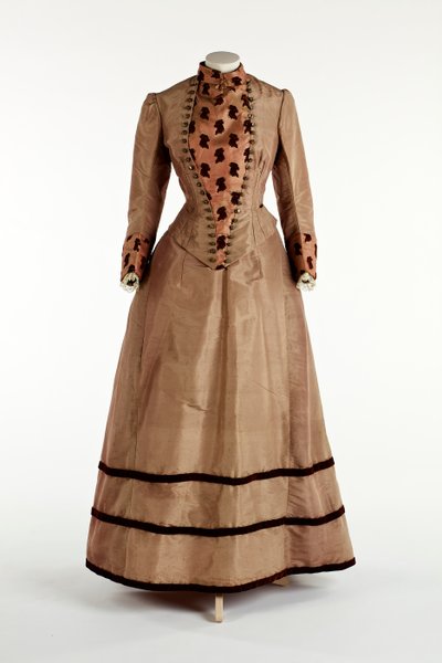 Vestido color ciruela pálido, c.1885 de English School