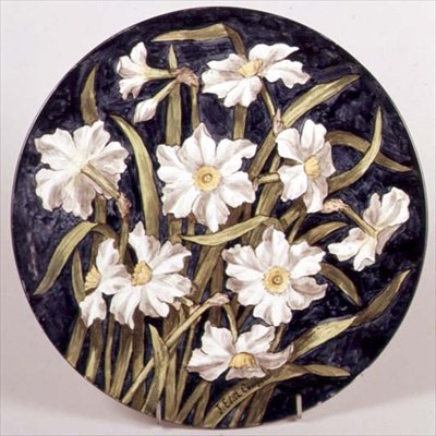 Plato pintado por Edith Cowper para Howell & James, con narcisos exhibidos en la Exposición de París de English School