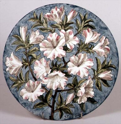 Plato pintado por Edith Cowper para Howell y James con azaleas, exhibido en la Exposición de París de English School