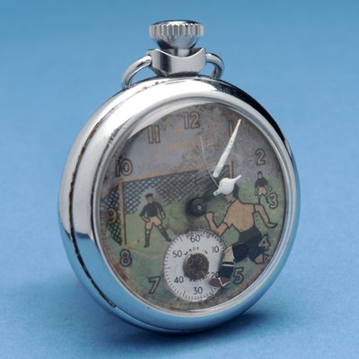 Reloj de bolsillo con cara pictórica que representa a un futbolista de English School