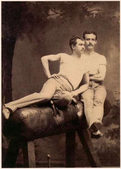 Retrato de dos gimnastas posando en un caballo con arzones c.1899 (fotografía en blanco y negro) de English School