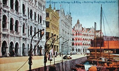 Tarjeta postal que representa los edificios Queen