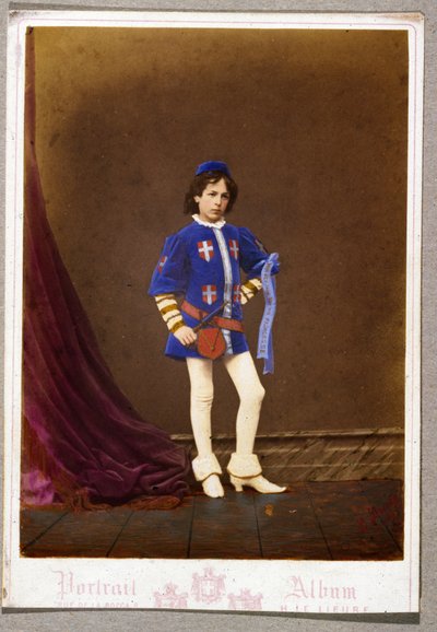 Postal con niño en traje medieval de English School