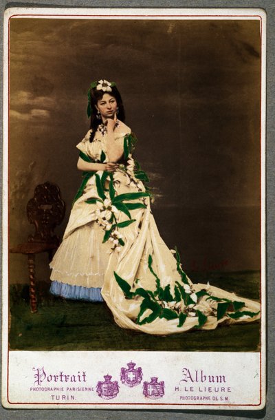 Postal con mujer en traje de English School