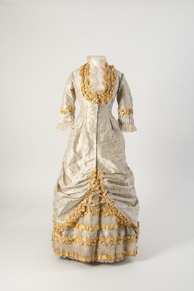 Vestido de noche de línea princesa de seda gris y blanca con rayas estrechas adornado con cinta de tafetán de seda amarilla cubierta de red fruncida de English School