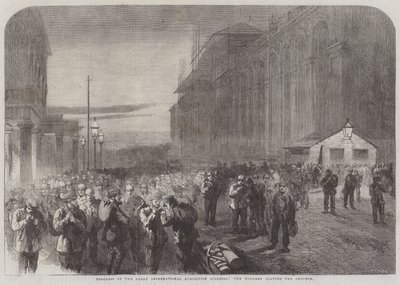 Progreso del Edificio de la Gran Exposición Internacional, los Trabajadores saliendo de los Terrenos (grabado) de English School