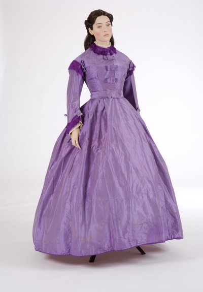 Vestido de día púrpura, 1860s de English School
