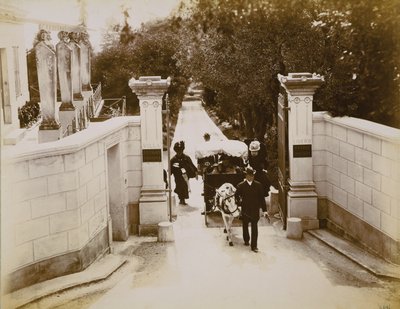 La reina Victoria en las puertas de Villa Liserb, sur de Francia de English School