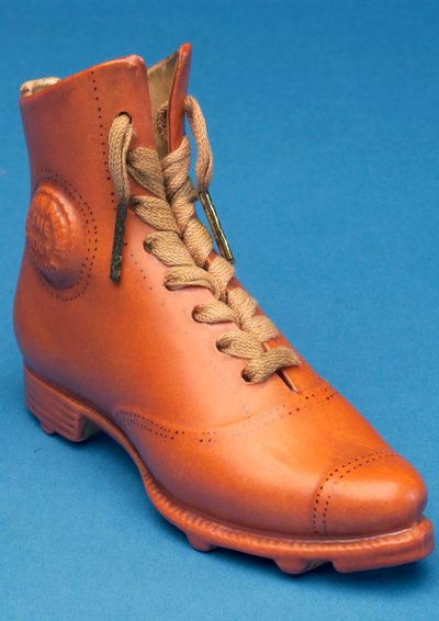 Bota de fútbol réplica con cordones marcados con la patente de Stevens de English School