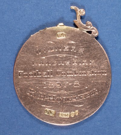 Reverso de una medalla del Preston North End Football Club, 1897-98 de English School