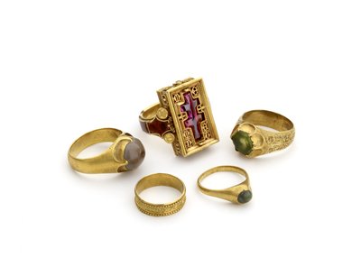 Anillos del Tesoro de Thame encontrados en el río Thame, fecha terminal 1457 de English School