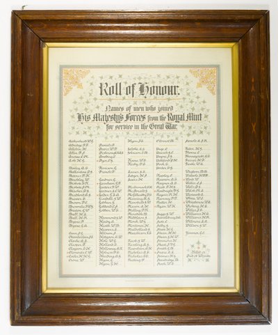 Lista de Honor, hombres de la Real Casa de la Moneda que se unieron a las fuerzas durante la Primera Guerra Mundial, c.1918 (pluma y tinta sobre papel en marco de madera) de English School
