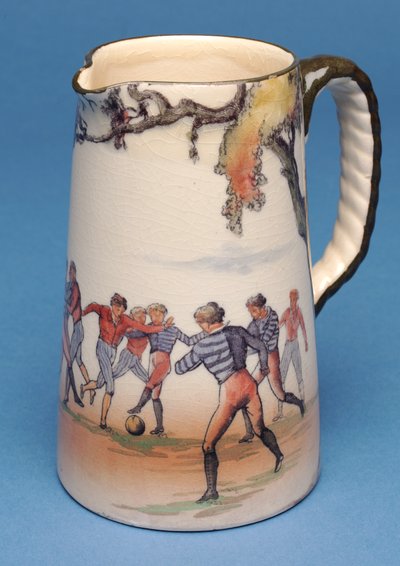 Jarra Royal Doulton con escenas de fútbol inglés antiguo de English School