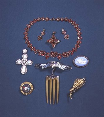 Conjunto de Collar y Pendientes de Rubí; Broche de Ópalo y Diamante; Broche de Pietra Dura; Peineta con Esmalte Plique-a-jour de English School