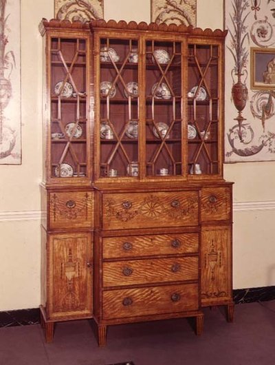 Librero secretaire con decoración incrustada y pintada, 1790 (madera de satén) de English School