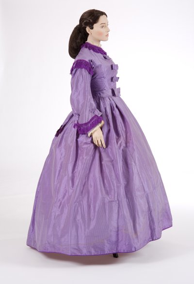Vista lateral de un vestido de día púrpura, 1860s de English School