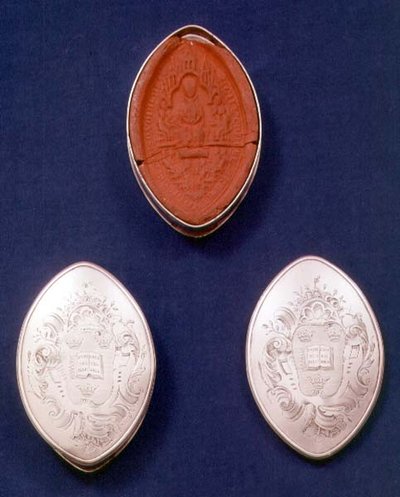 Cajas Skippet grabadas con escudo de armas en cartuchos rococó, Londres, 1740 de English School
