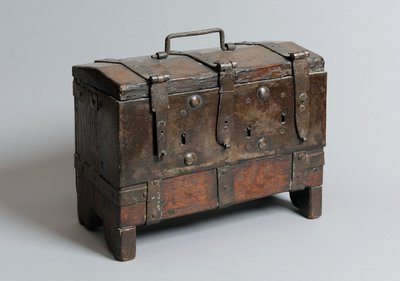 Cofre pequeño con cuatro patas de soporte, correas, tres cerraduras y asa de English School