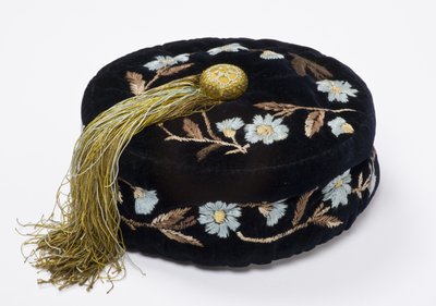 Gorro para fumar, c.1880 (terciopelo bordado forrado con seda acolchada a máquina) de English School