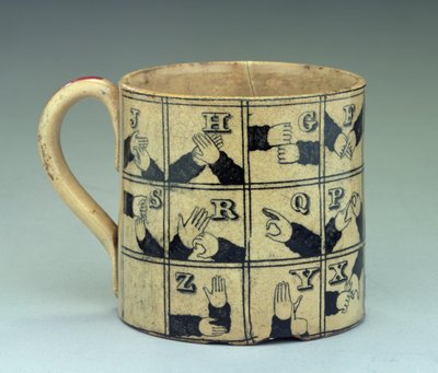 Taza de Staffordshire que representa el alfabeto en lenguaje de señas, c.1820 de English School