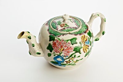 Tetera de Staffordshire decorada con crisantemos, 1760 de English School